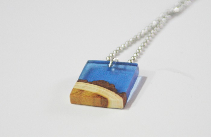 кулон из древесной смолы - квадратный кулон