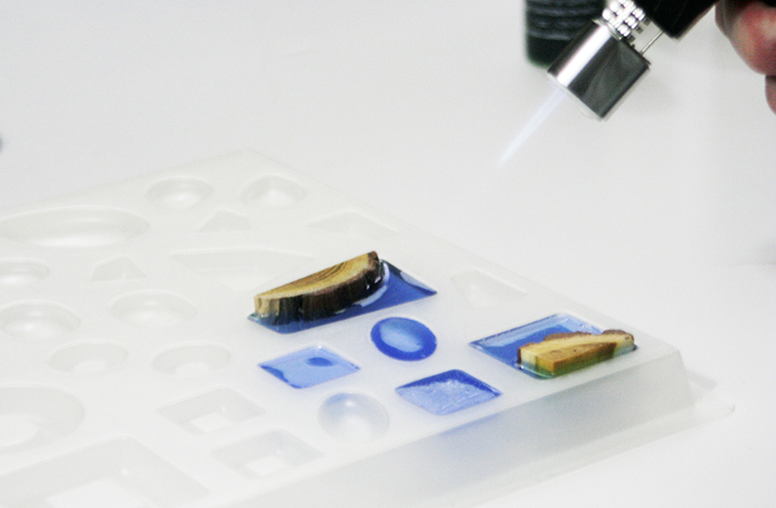 кулон из смолы и дерева